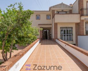 Vista exterior de Casa o xalet de lloguer en Huétor Vega amb Aire condicionat, Calefacció i Jardí privat