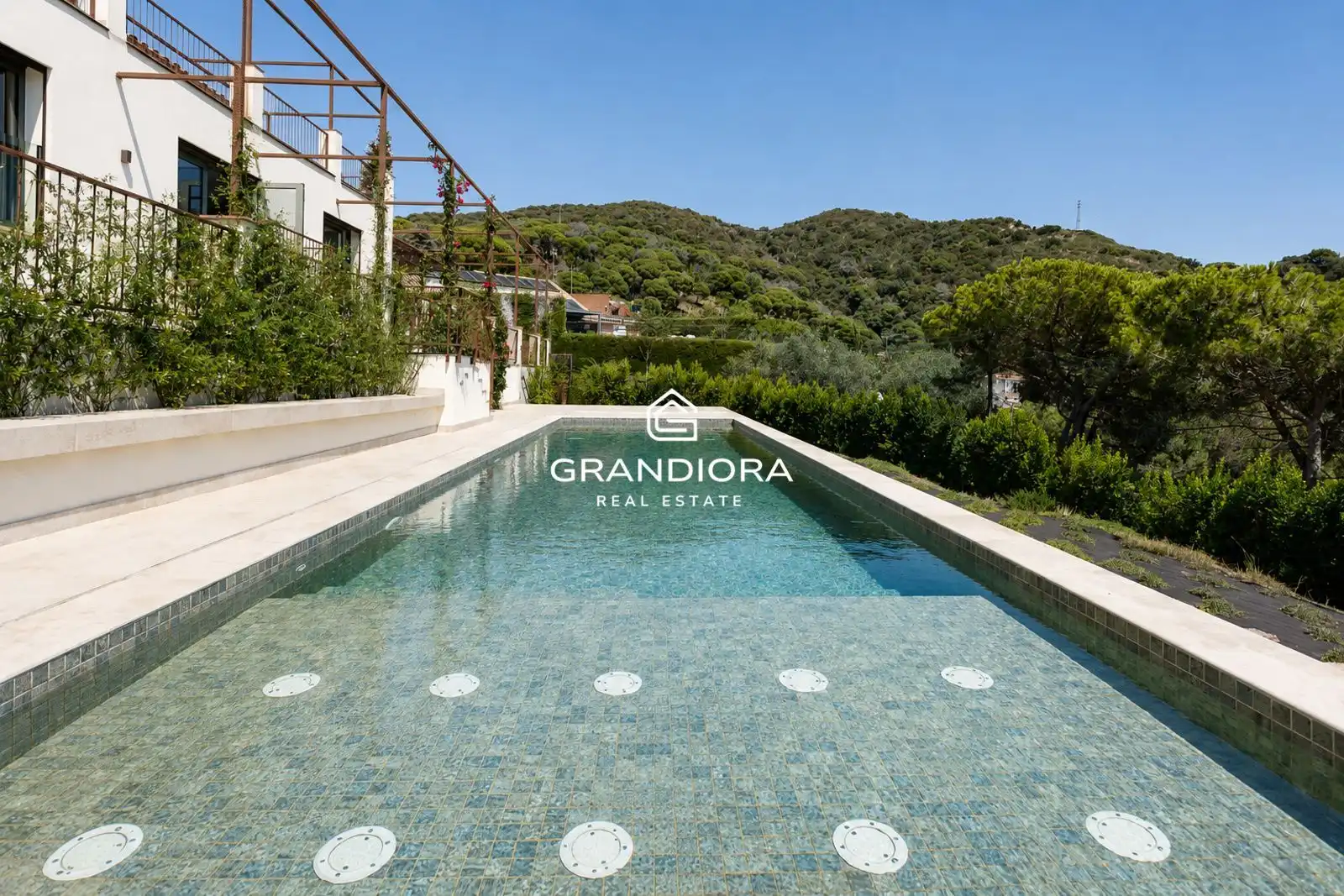 Swimming pool of Houses for rent in Cabrils  with Air Conditioner, Heating and Storage room