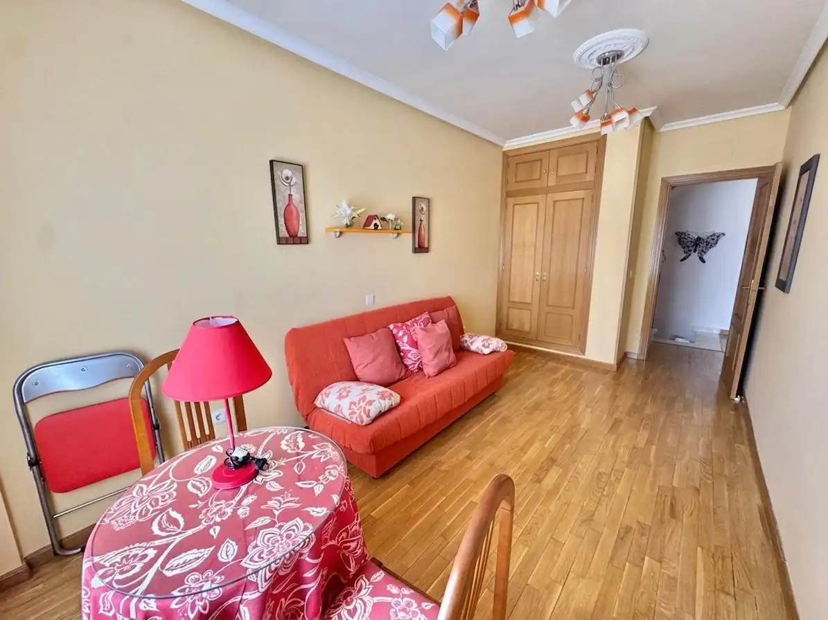 Sala d'estar de Casa adosada en venda en Talavera de la Reina amb Aire condicionat, Calefacció i Jardí privat