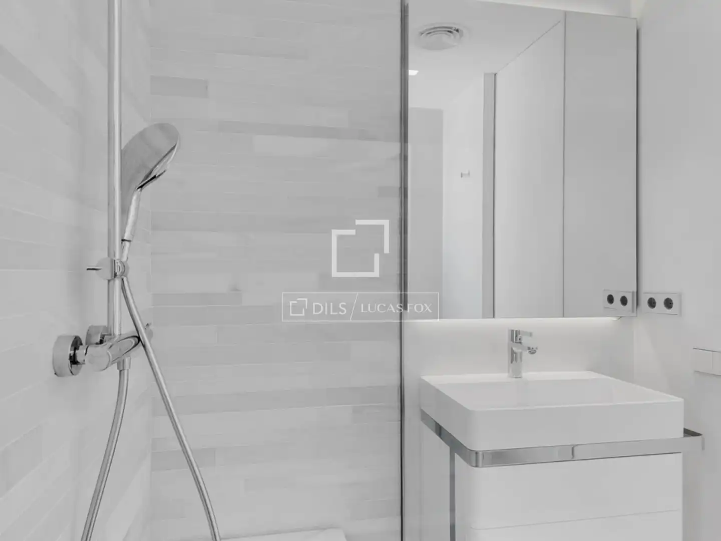 Bathroom of Attic for sale in Barcelona  with Air Conditioner, Heating and Parquet flooring