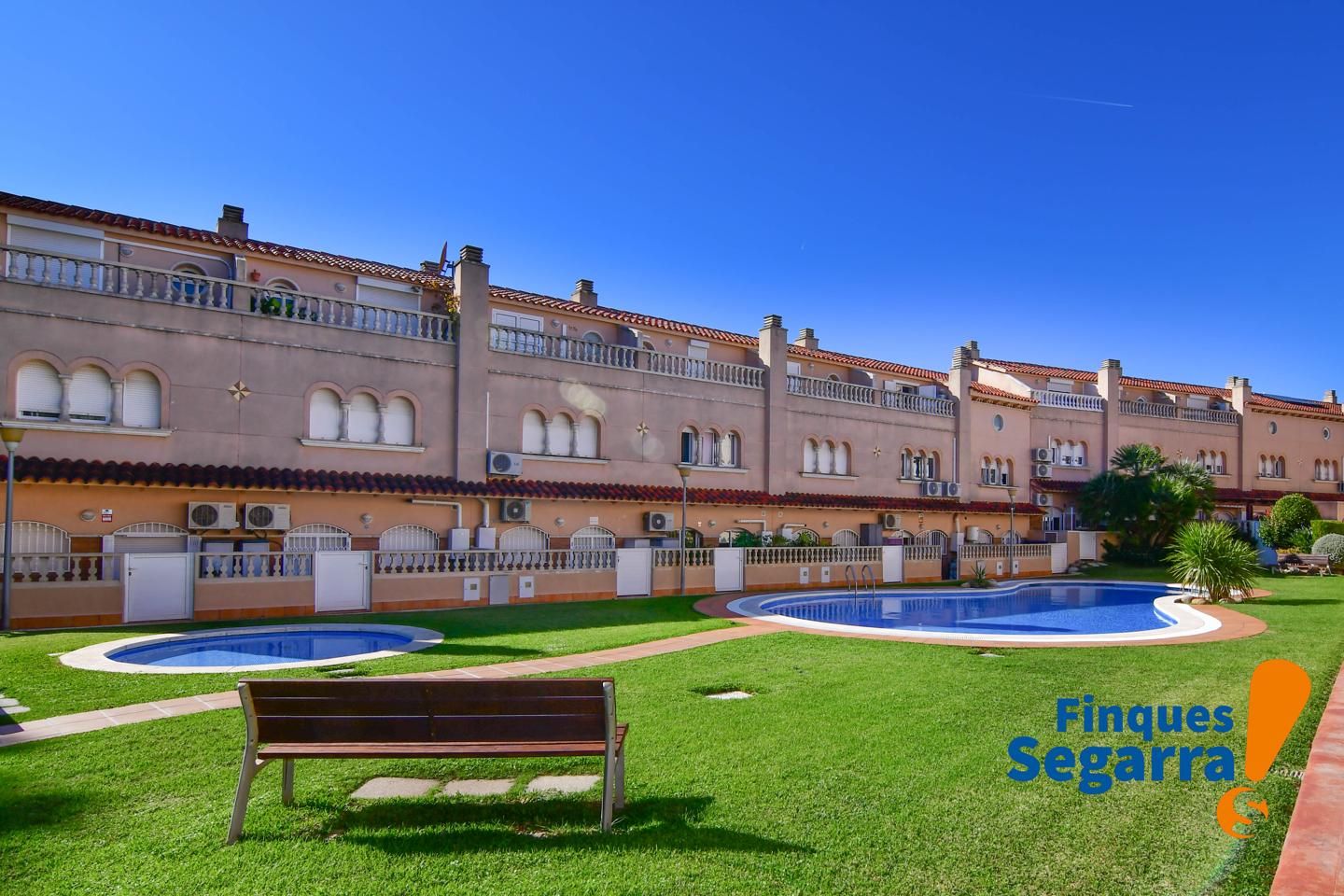 Vista exterior de Casa adosada en venda en El Vendrell amb Aire condicionat, Calefacció i Jardí privat