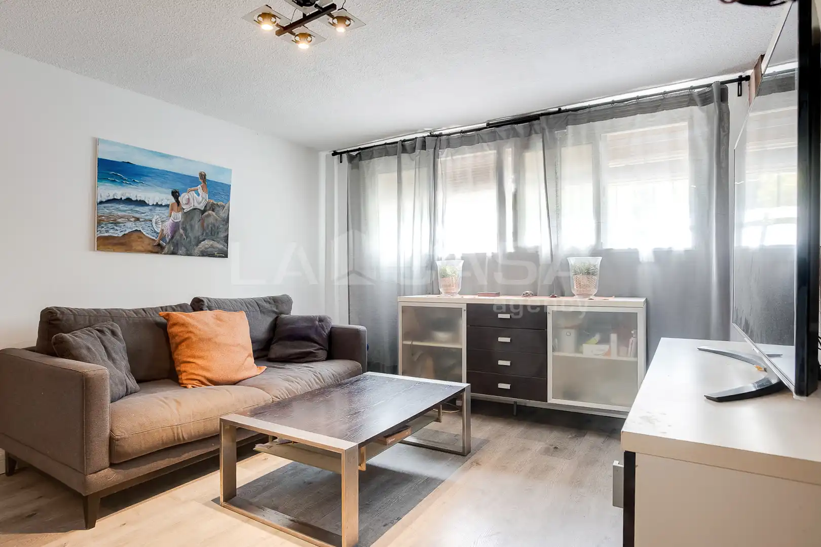 Sala de estar de Planta baja en venta en L'Hospitalet de Llobregat con Horno