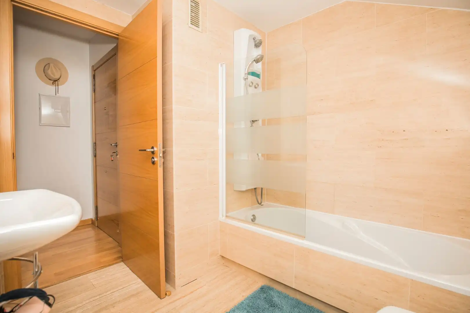 Baño de Piso en venta en Ávila con Calefacción, Terraza y Trastero