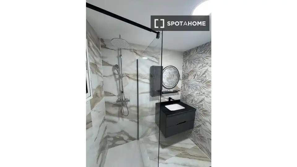 Bathroom of Flat for share in Alicante / Alacant  with Air Conditioner, Heating and Furnished