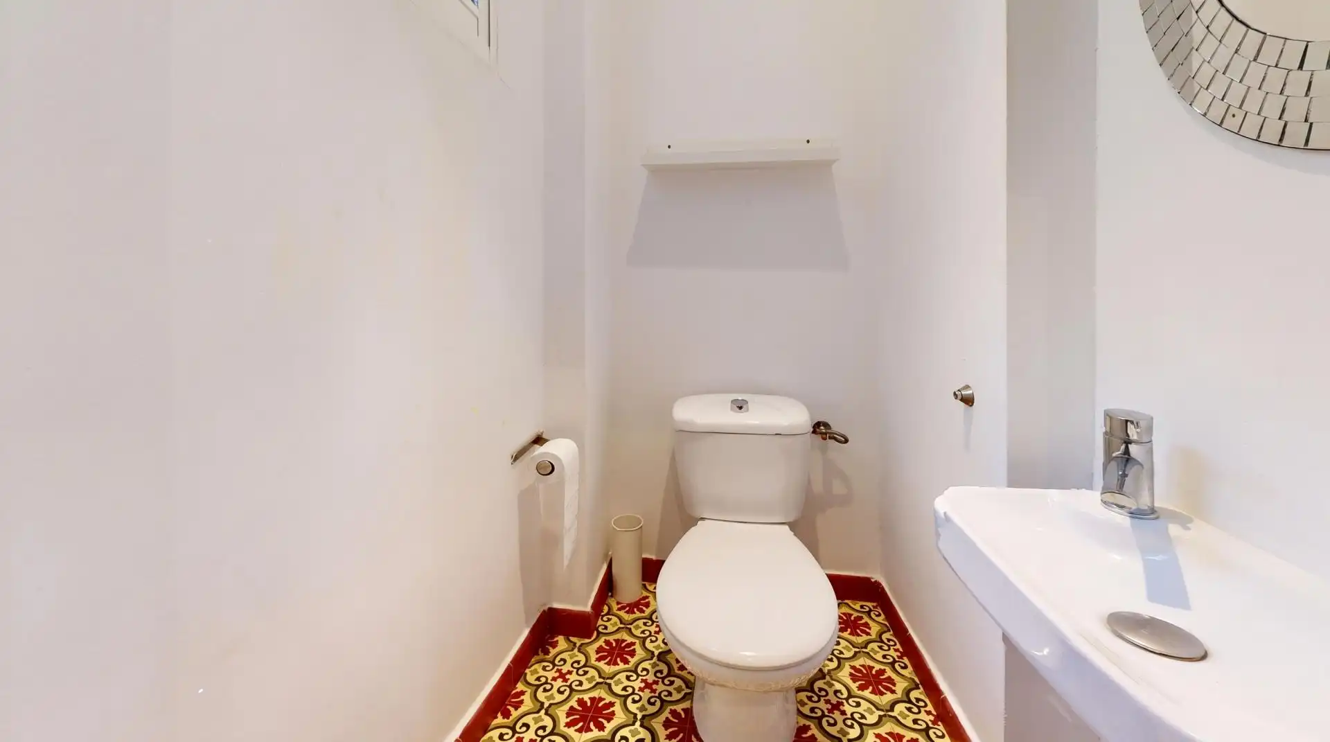 Bany de Apartament en venda en Sevilla amb Alarma