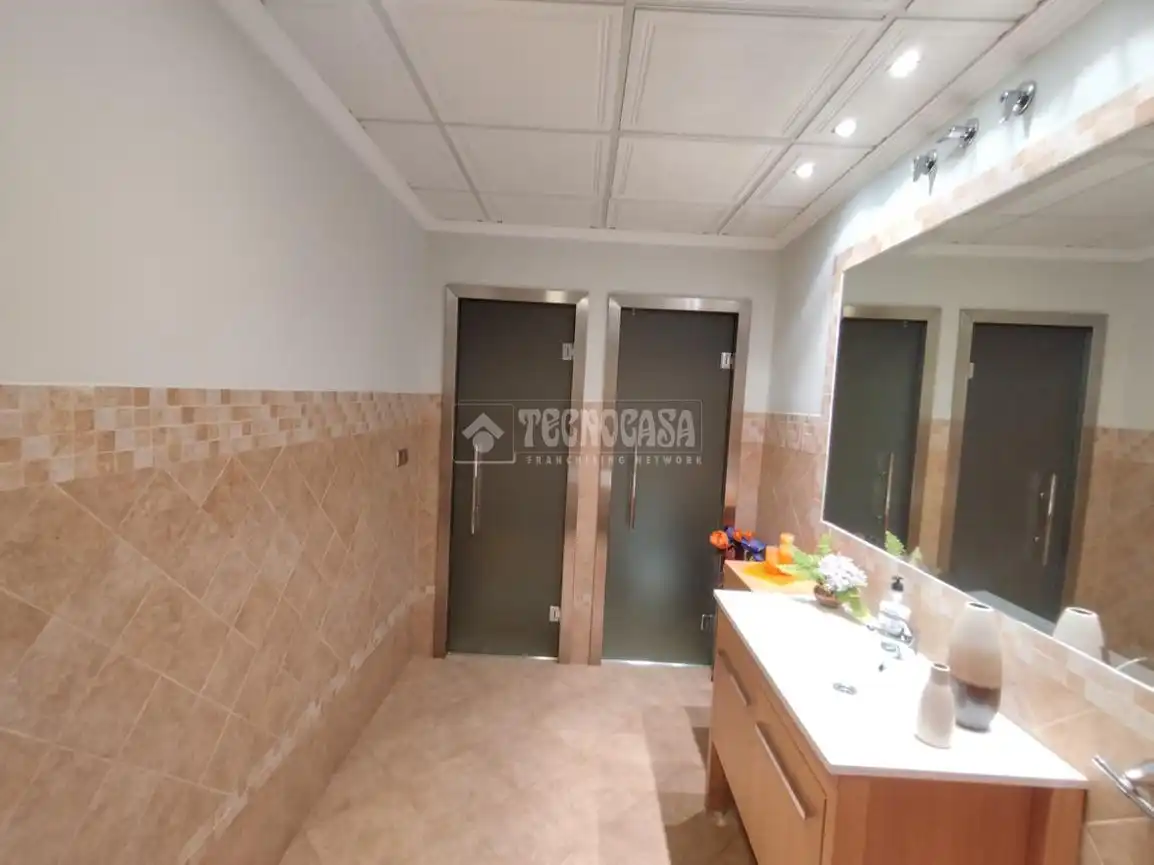 Bany de Casa o xalet en venda en Arjonilla amb Calefacció, Piscina i Alarma