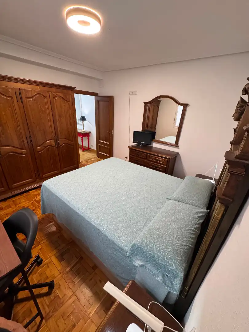 Schlafzimmer von Wohnung zur Miete in Oviedo  mit Heizung, Parkett und Möbliert