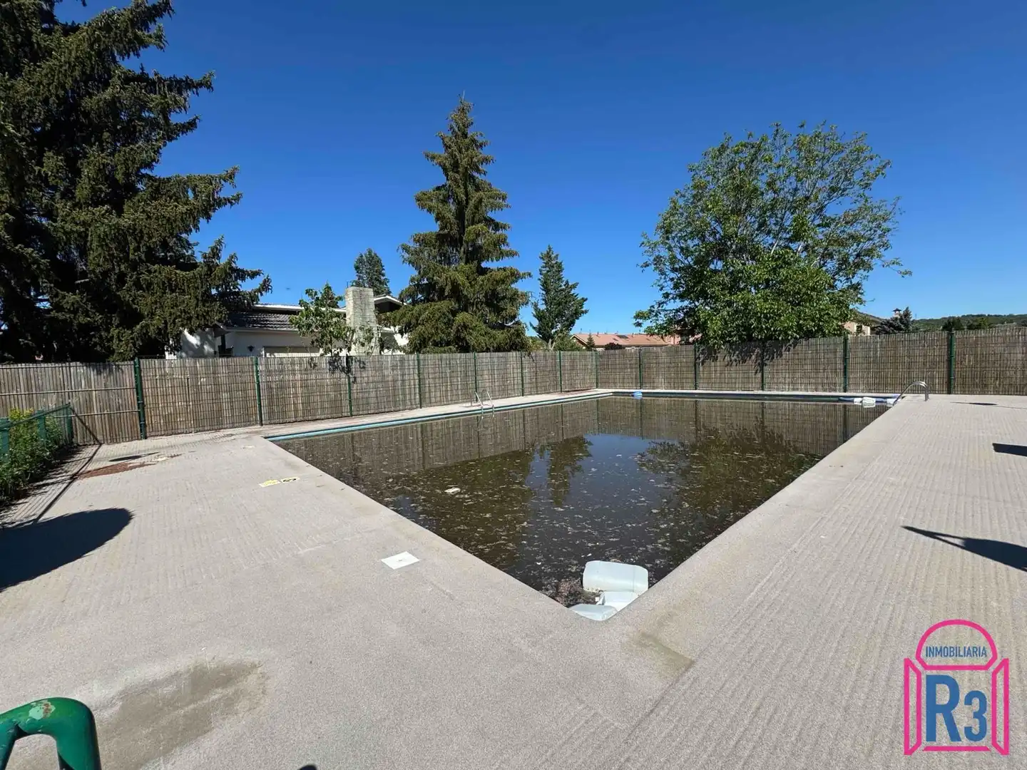 Piscina de Casa adosada en venda en Villaquilambre amb Calefacció, Terrassa i Piscina