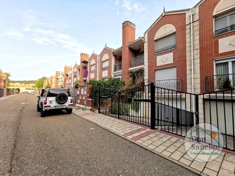 Exterior view of Single-family semi-detached for sale in Cistérniga  with Heating and Terrace