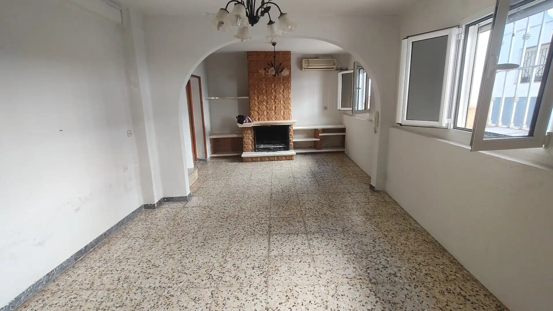 Sala d'estar de Casa o xalet en venda en Baza amb Moblat