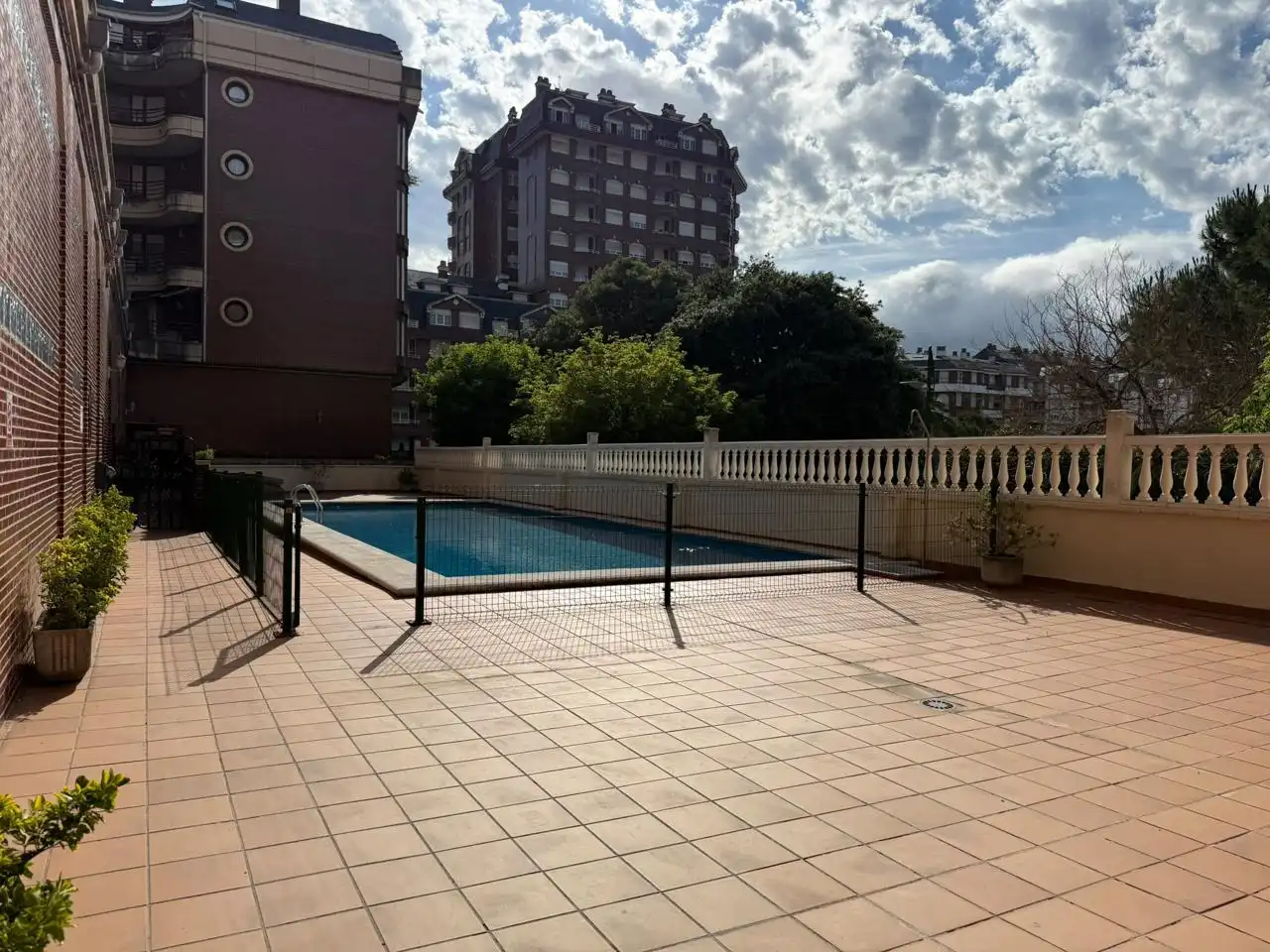 Piscina de Piso en venta en Castro-Urdiales con Calefacción, Parquet y Terraza