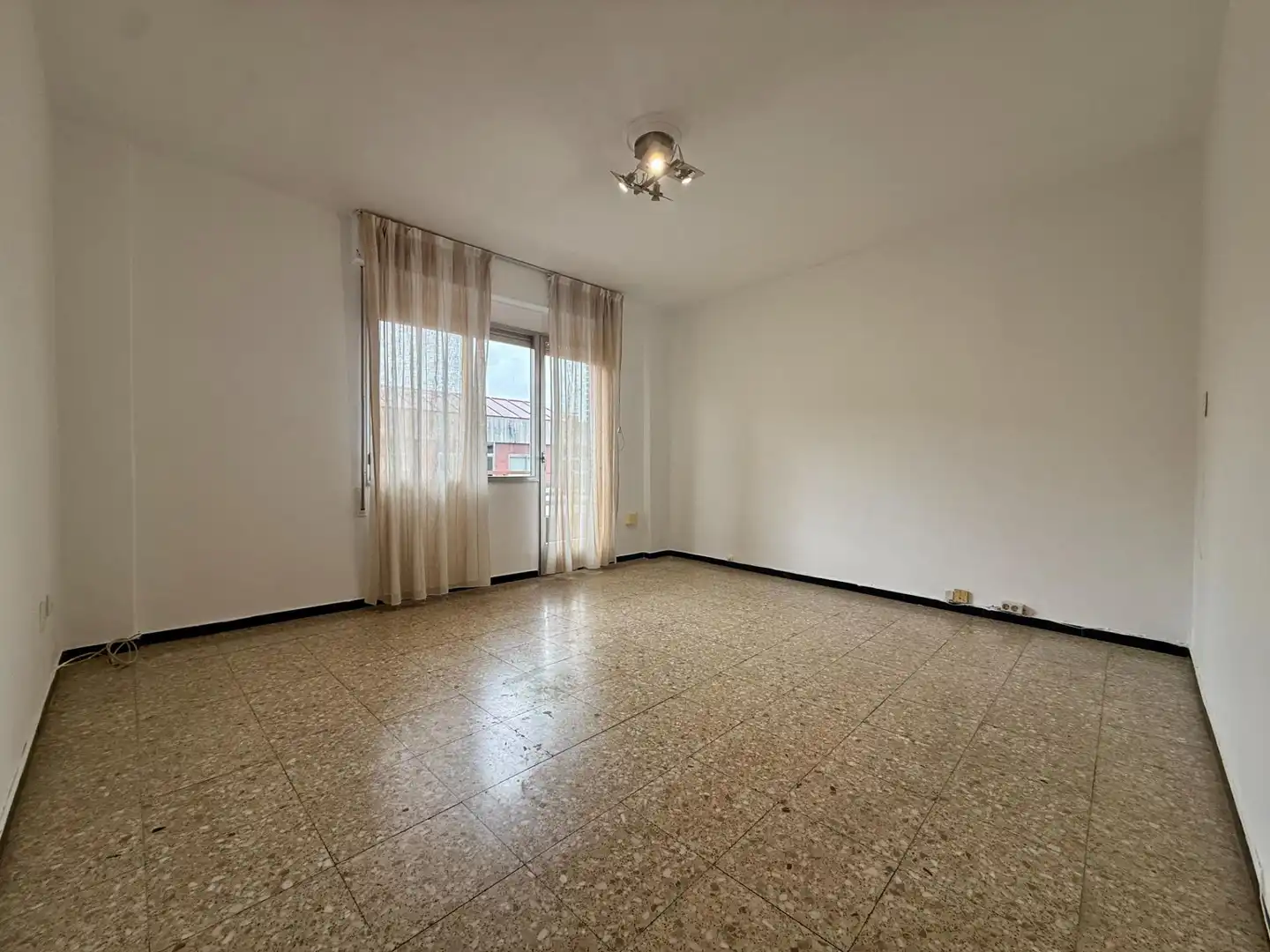Sala d'estar de Pis de lloguer en Ourense Capital  amb Traster i Balcó