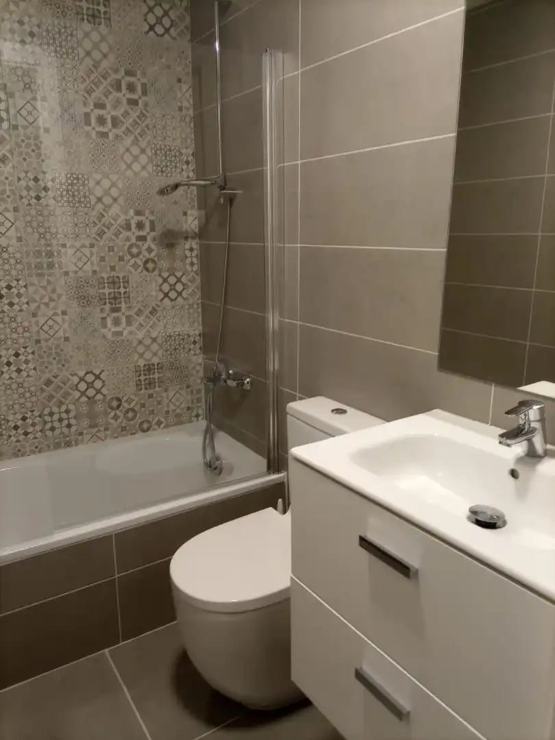 Bany de Pis de lloguer en Málaga amb Aire condicionat, Terrassa i Moblat