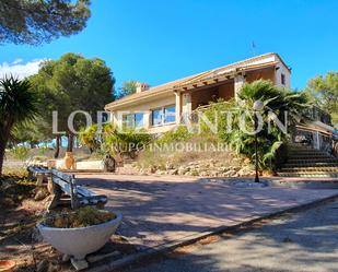 Vista exterior de Casa o xalet en venda en La Pobla de Vallbona amb Terrassa i Piscina