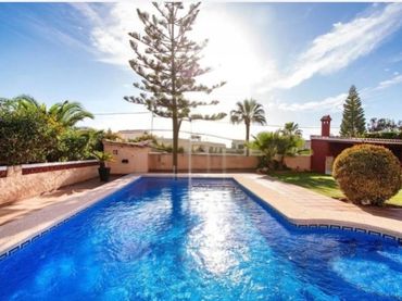 Chalet con piscina en venta en Cometa