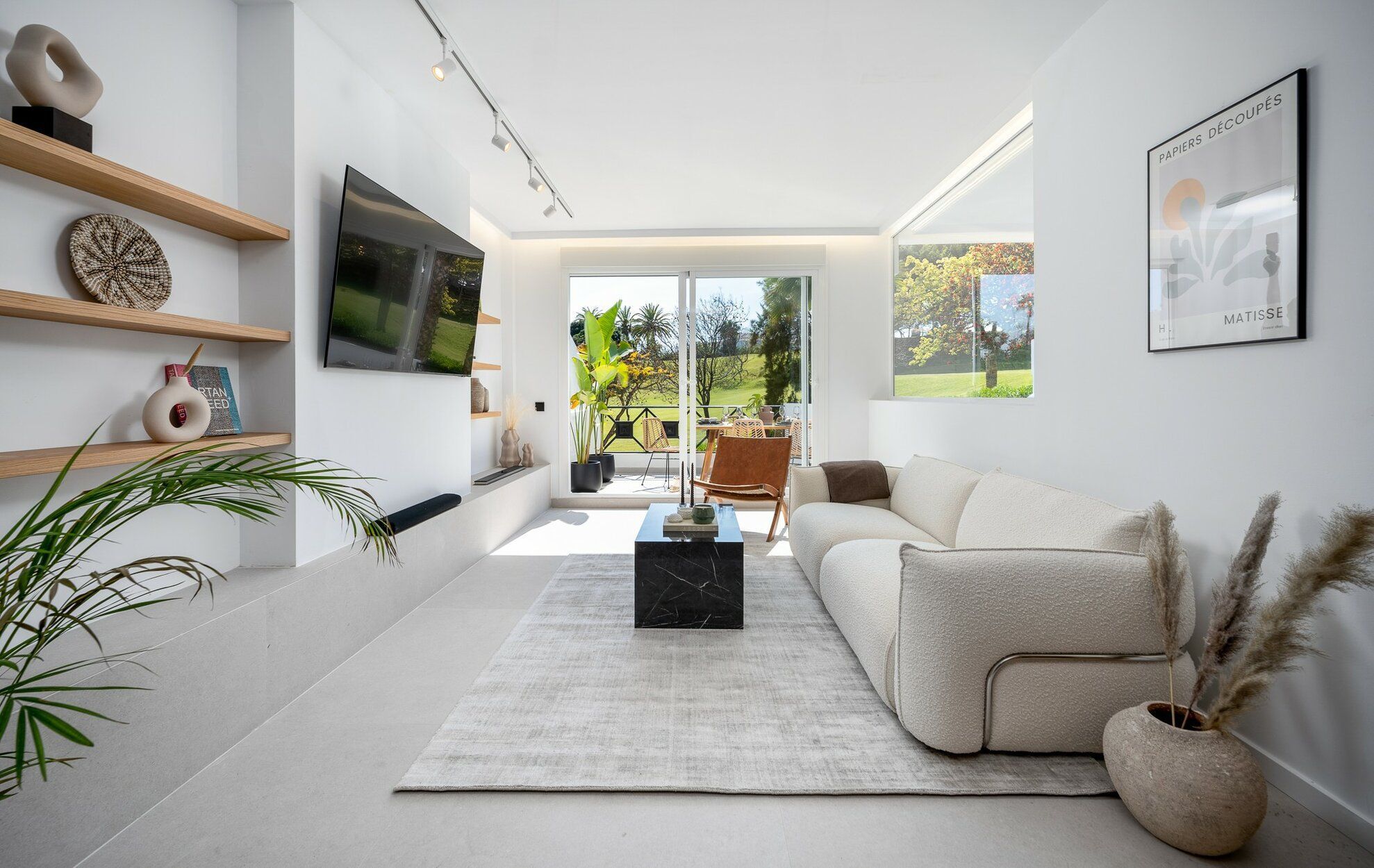 Sala de estar de Planta baja en venta en Benahavís con Aire acondicionado, Calefacción y Jardín privado