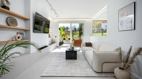 Descubre una obra maestra contemporánea remodelada con influencias nórdicas. Utilizando una mezcla de elementos naturales como la 