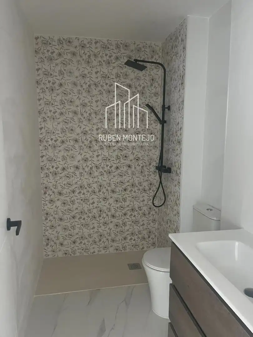 Bathroom of Apartments for rent in Salamanca  with Heating, Furnished and Oven