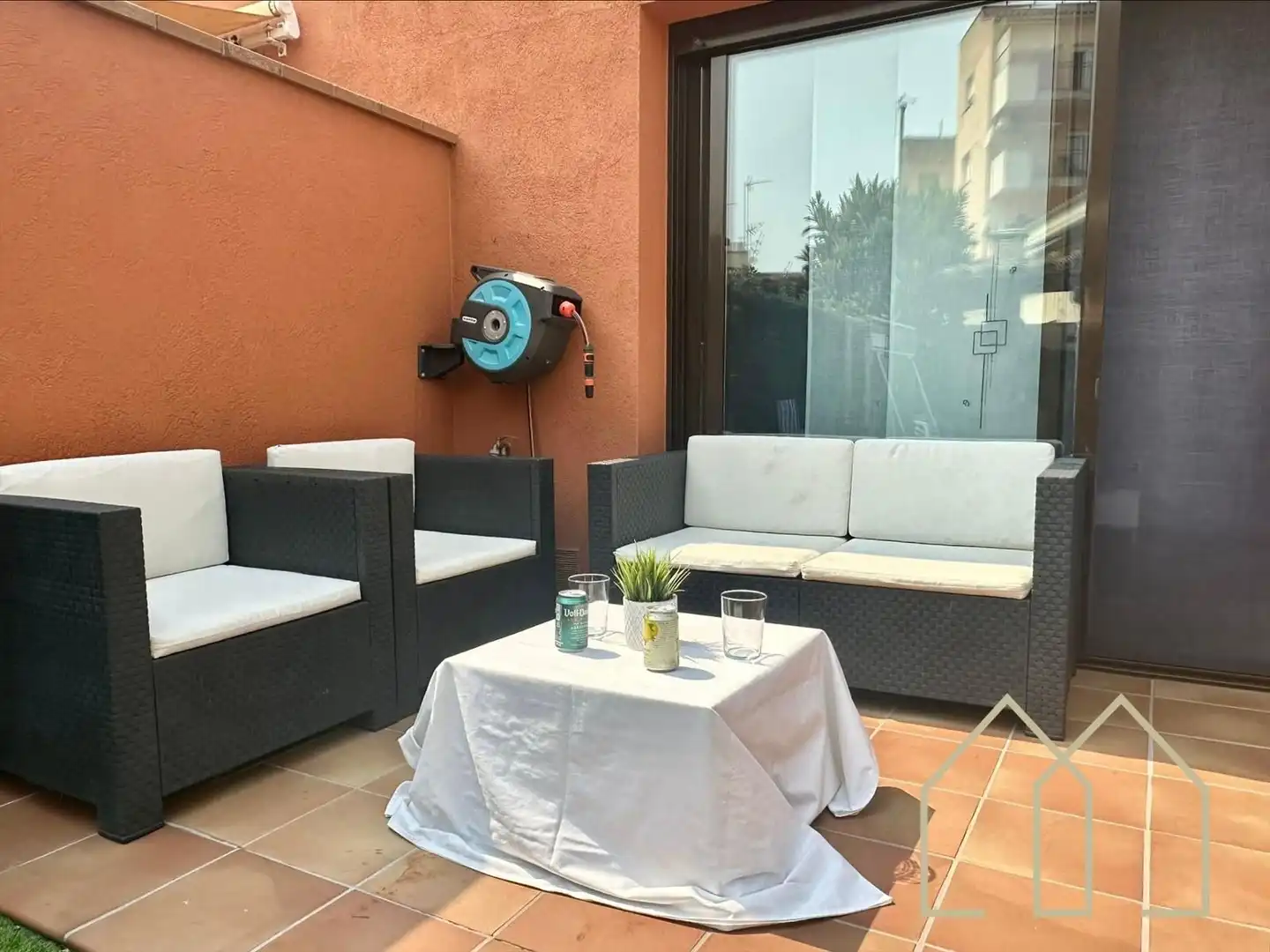 Terrasse von Einfamilien-Reihenhaus zum Verkauf in Caldes de Malavella mit Klimaanlage, Heizung und Privatgarten