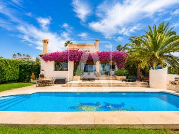 Chalet con piscina en venta en Carrió - La Merced - Los Pinos