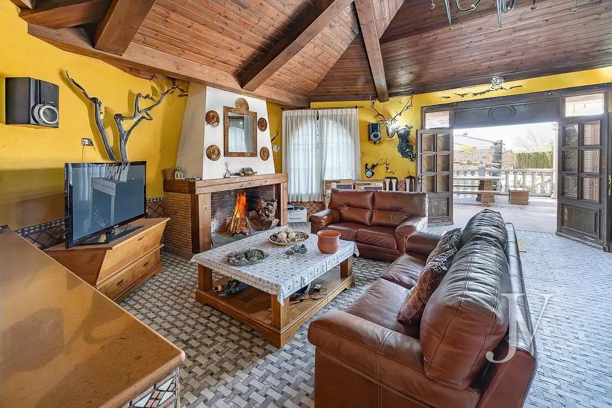 Sala de estar de Casa o chalet en venta en El Casar con Aire acondicionado, Calefacción y Jardín privado