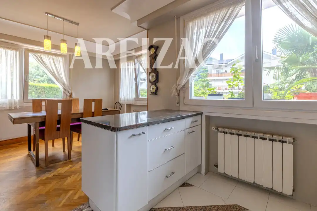 Cuina de Casa o xalet en venda en Donostia - San Sebastián  amb Calefacció, Jardí privat i Terrassa