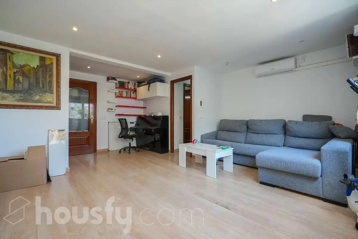 Living room of Flat for sale in Madrid  with Air Conditioner, Heating and Storage room