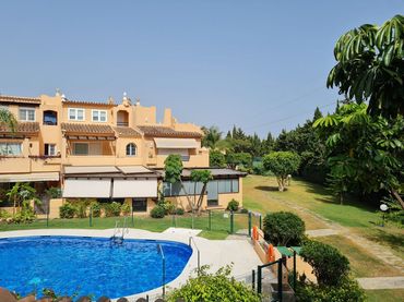 Adossat amb piscina en venda a Calle de Calomela