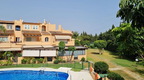 Vive el Sueño Mediterráneo en Nagüeles: Amplia Casa Adosada con Piscina y Vistas