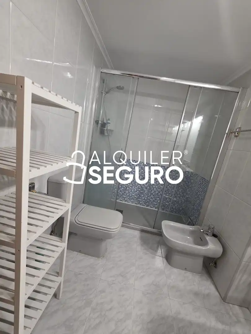 Baño de Piso de alquiler en Burgos con Calefacción y Amueblado