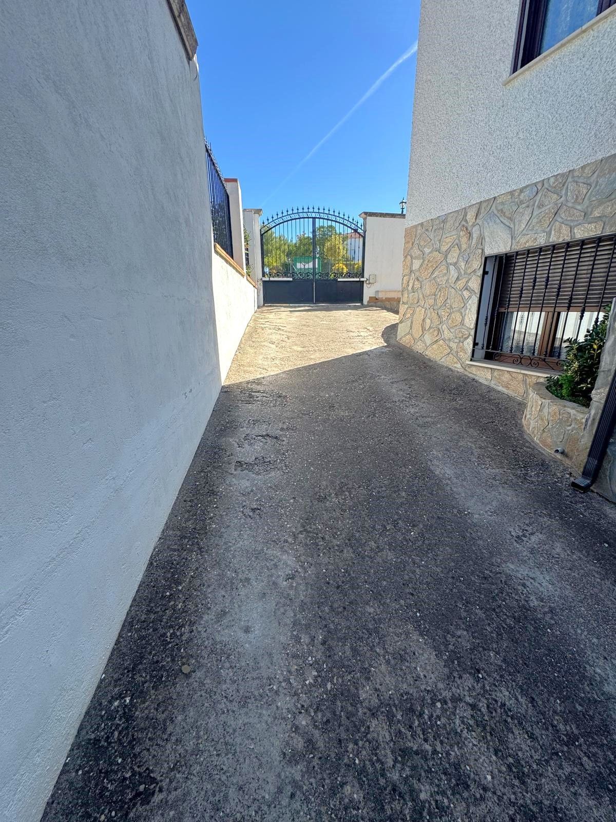 Vista exterior de Casa o xalet en venda en Torres de la Alameda amb Calefacció, Jardí privat i Traster