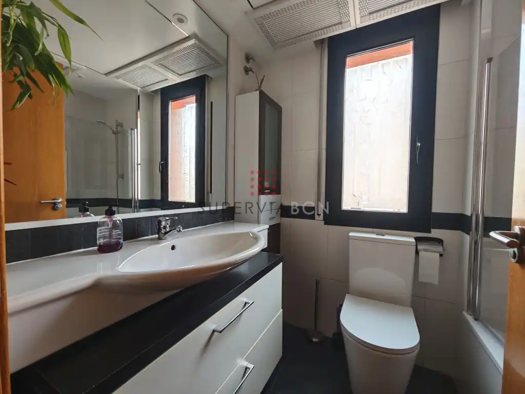 Badezimmer von Dachboden zum Verkauf in Barcelona mit Balkon