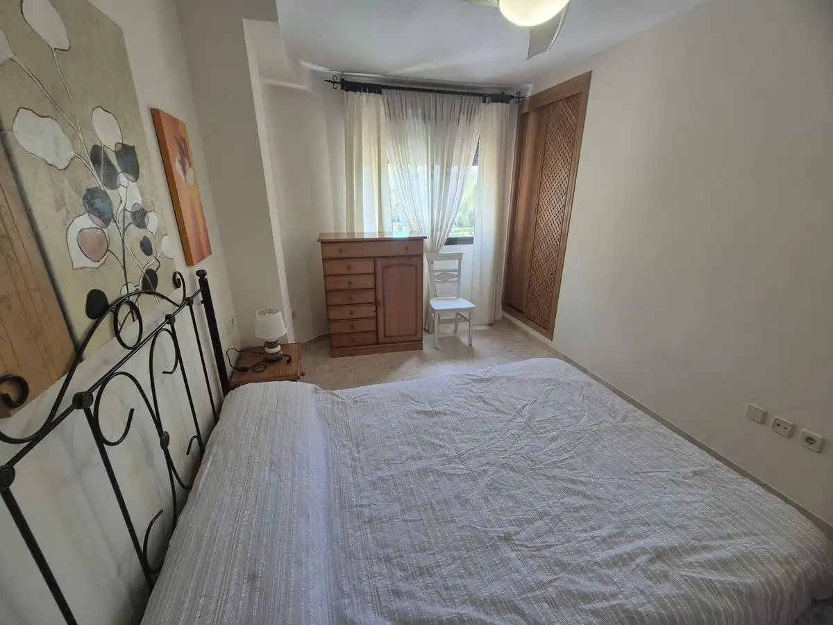 Dormitori de Apartament de lloguer en Estepona amb Aire condicionat, Calefacció i Terrassa
