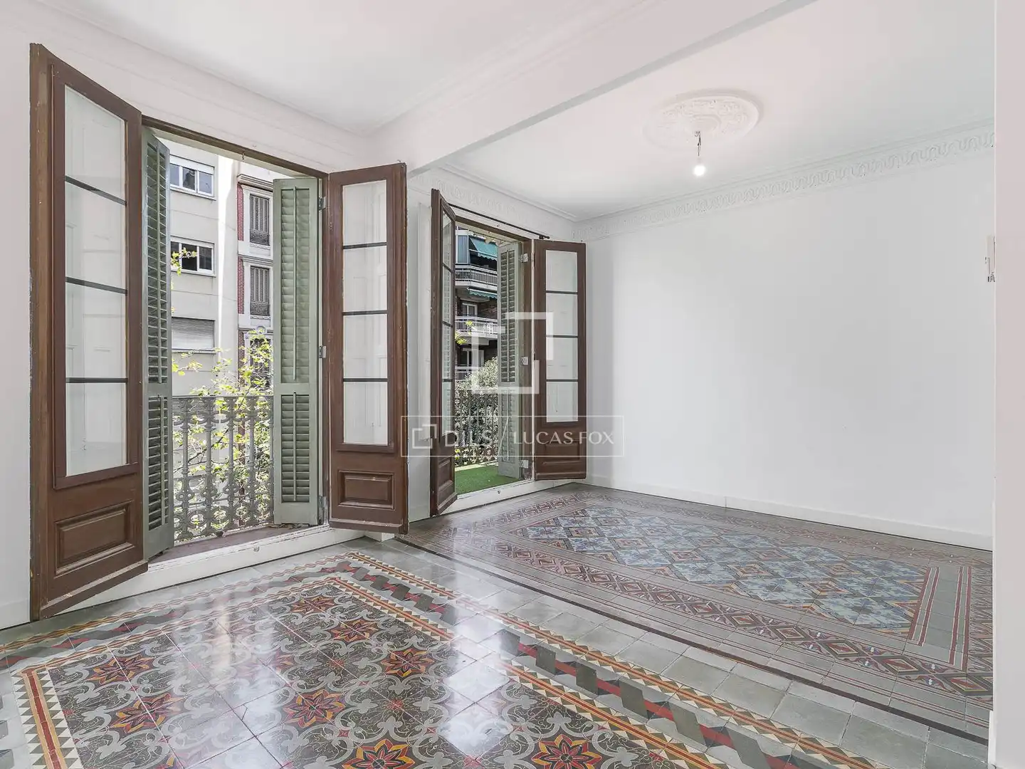 Vista exterior de Pis en venda en Barcelona amb Terrassa i Balcó