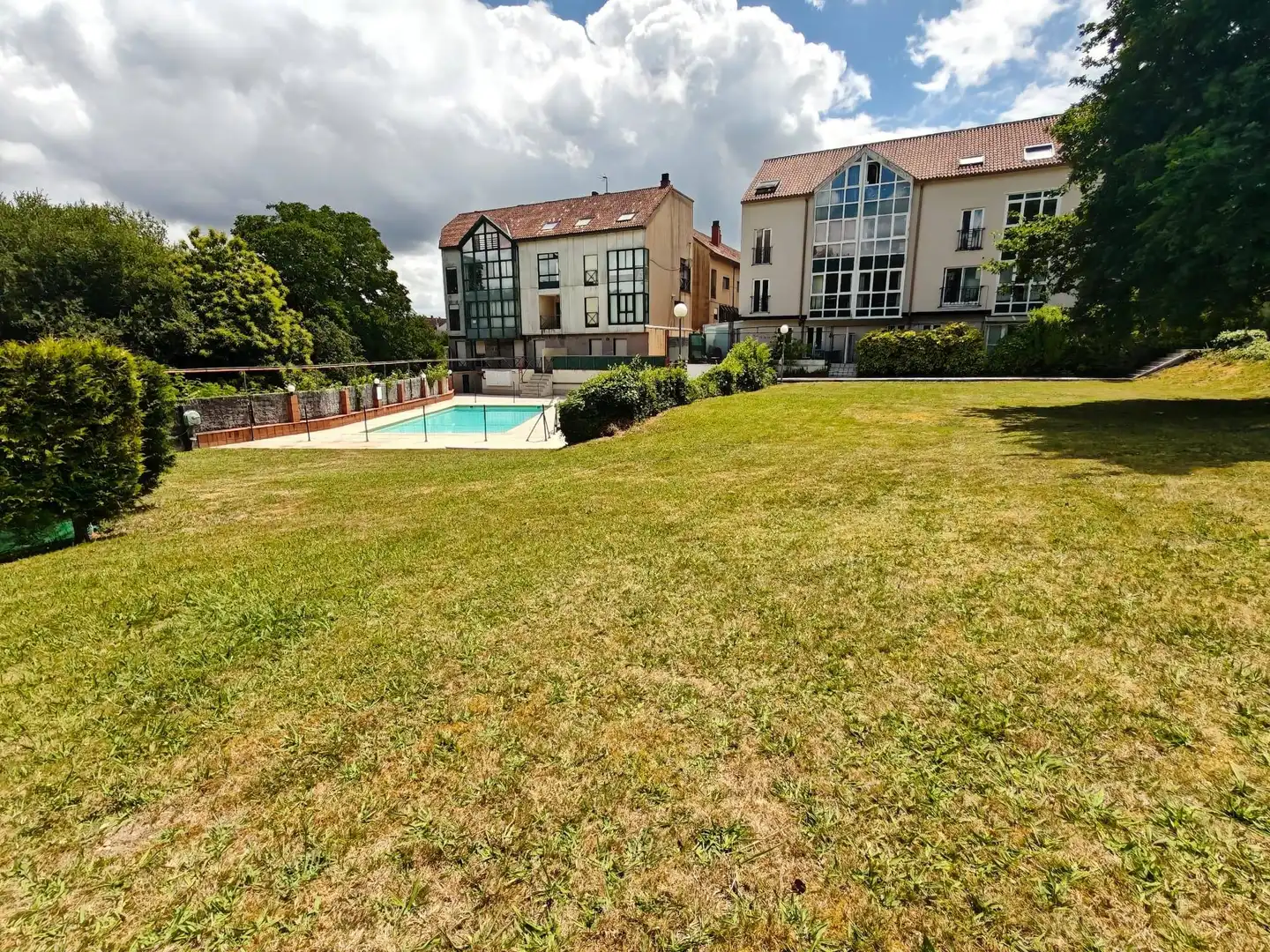 Schwimmbecken von Maisonette zum Verkauf in Ames mit Abstellraum, Möbliert und Gemeinschaftspool