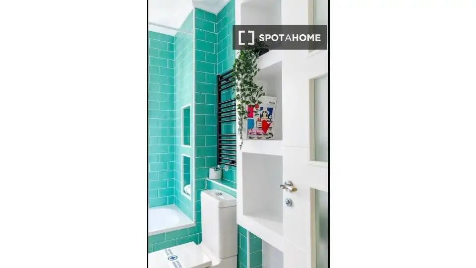 Bathroom of Flat for rent in Madrid  with Air Conditioner, Heating and Furnished
