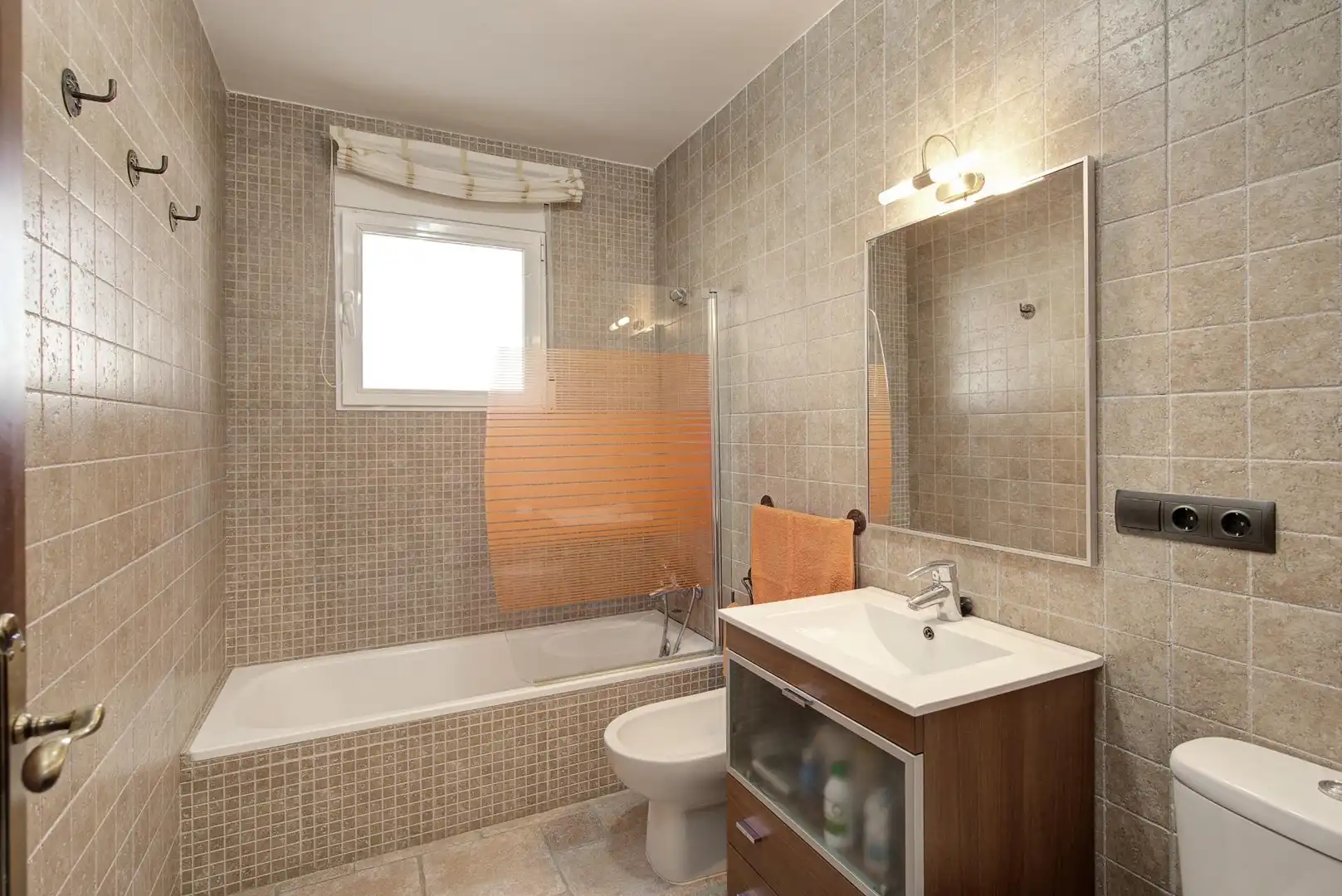 Bany de Casa o xalet en venda en Jaén amb Jardí privat, Terrassa i Piscina