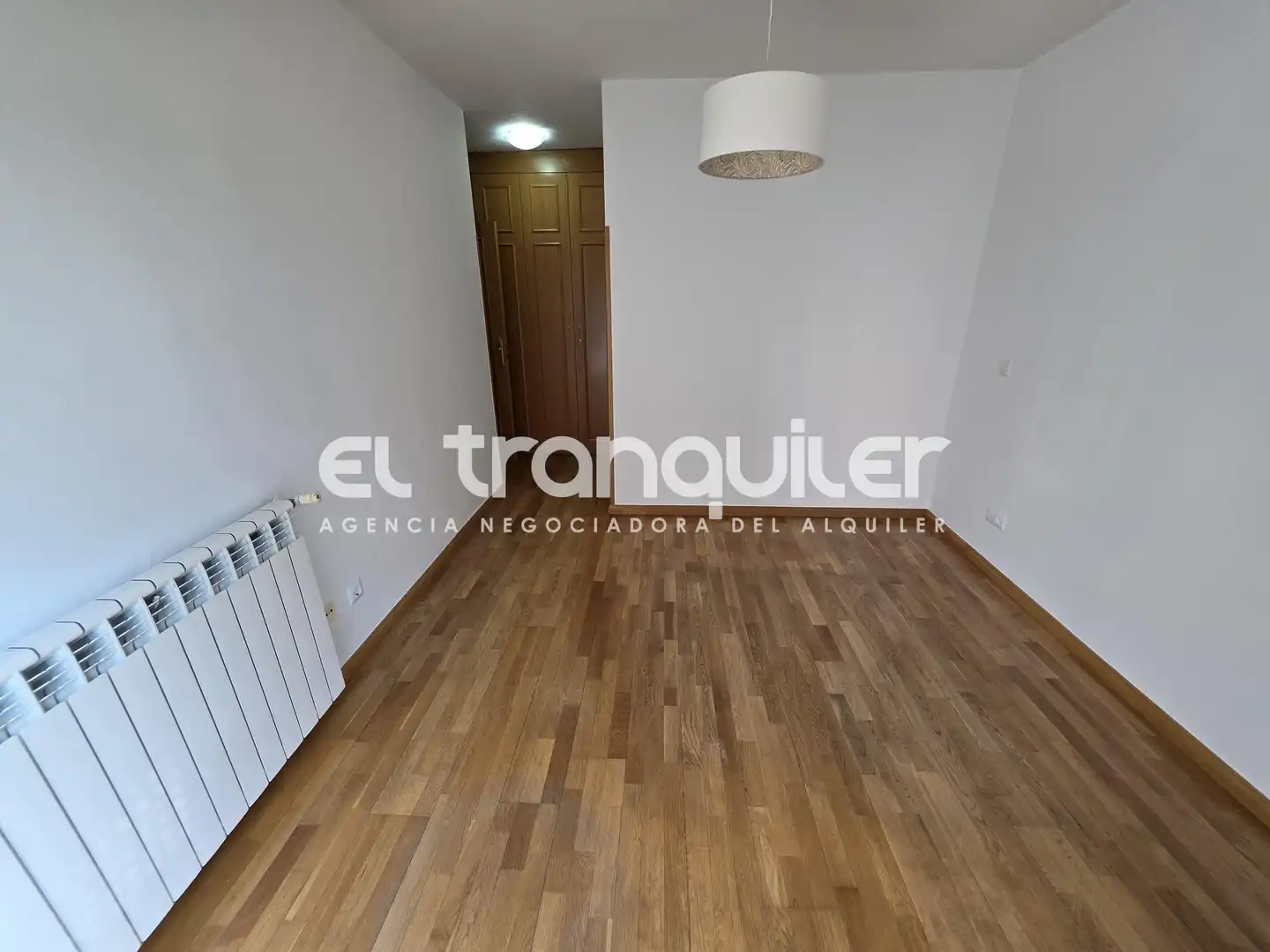 Dormitori de Pis de lloguer en Madrid amb Aire condicionat, Parquet i Piscina