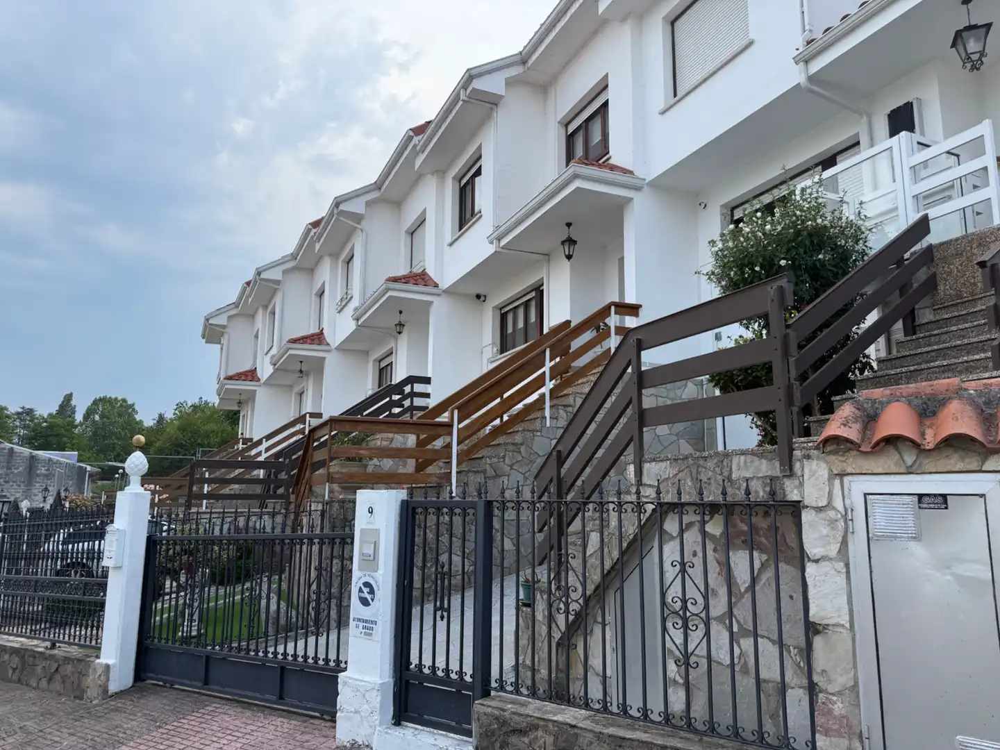 Vista exterior de Casa adosada en venta en Grado con Calefacción, Jardín privado y Parquet
