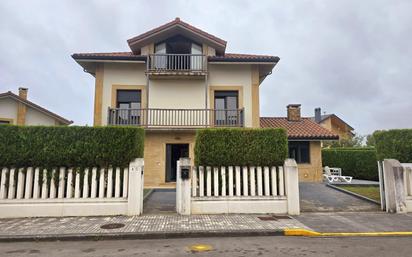 Außenansicht von Haus oder Chalet zum verkauf in Santa Cruz de Bezana mit Terrasse und Balkon