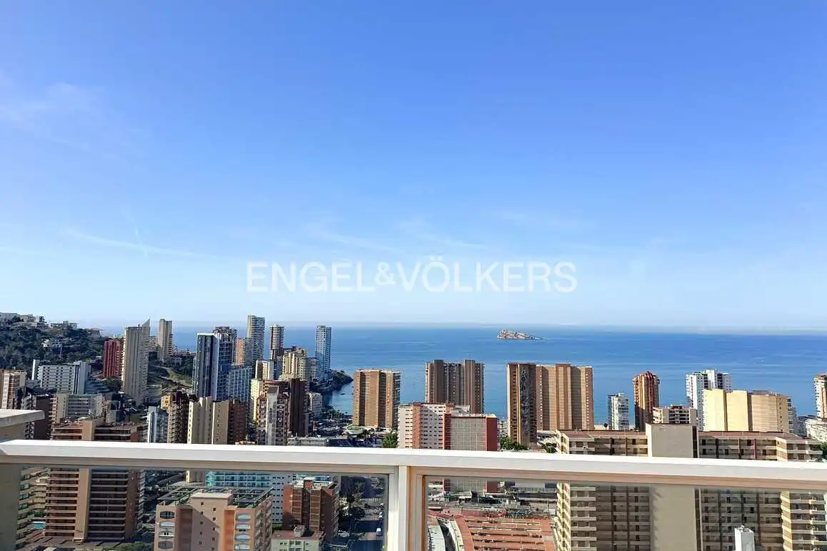 Vista exterior de Àtic en venda en Benidorm amb Aire condicionat, Jardí privat i Piscina comunitària