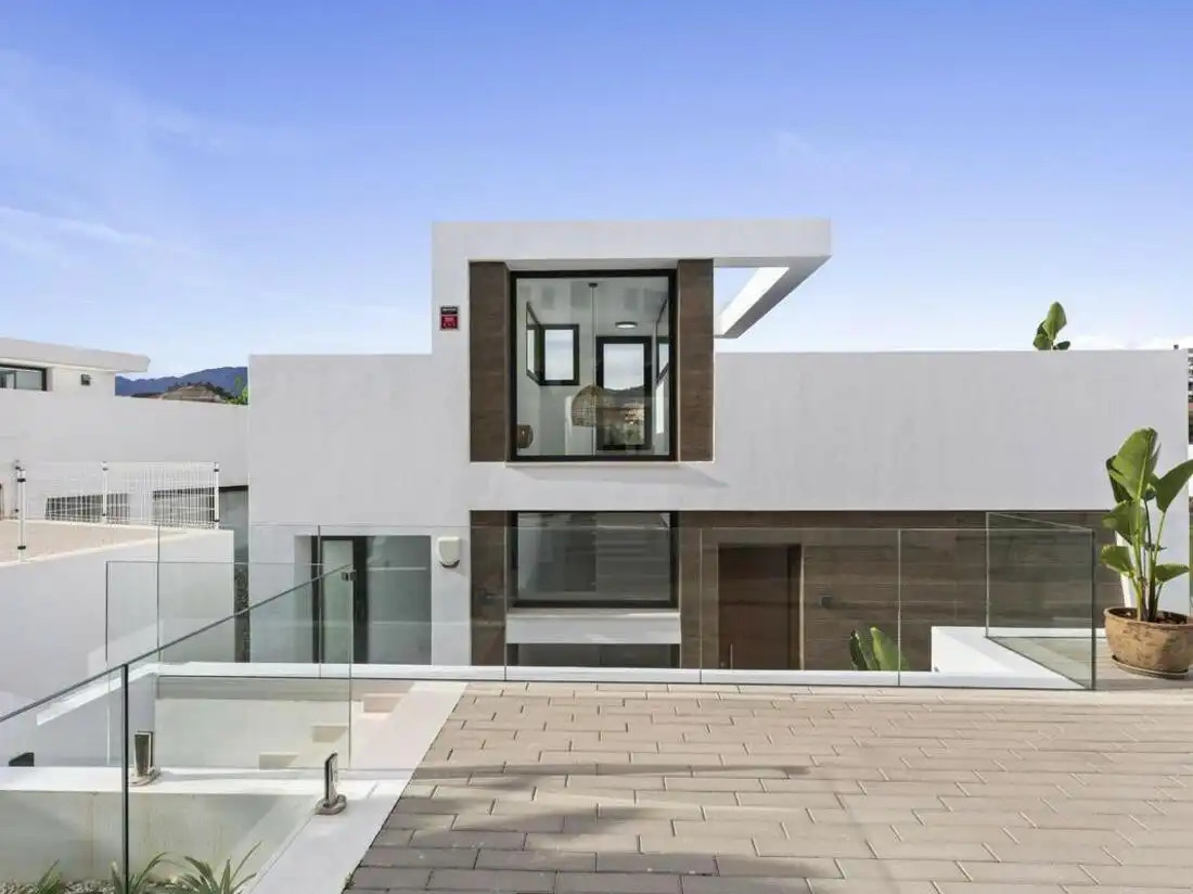 Vista exterior de Casa o xalet de lloguer en Estepona amb Aire condicionat, Jardí privat i Terrassa