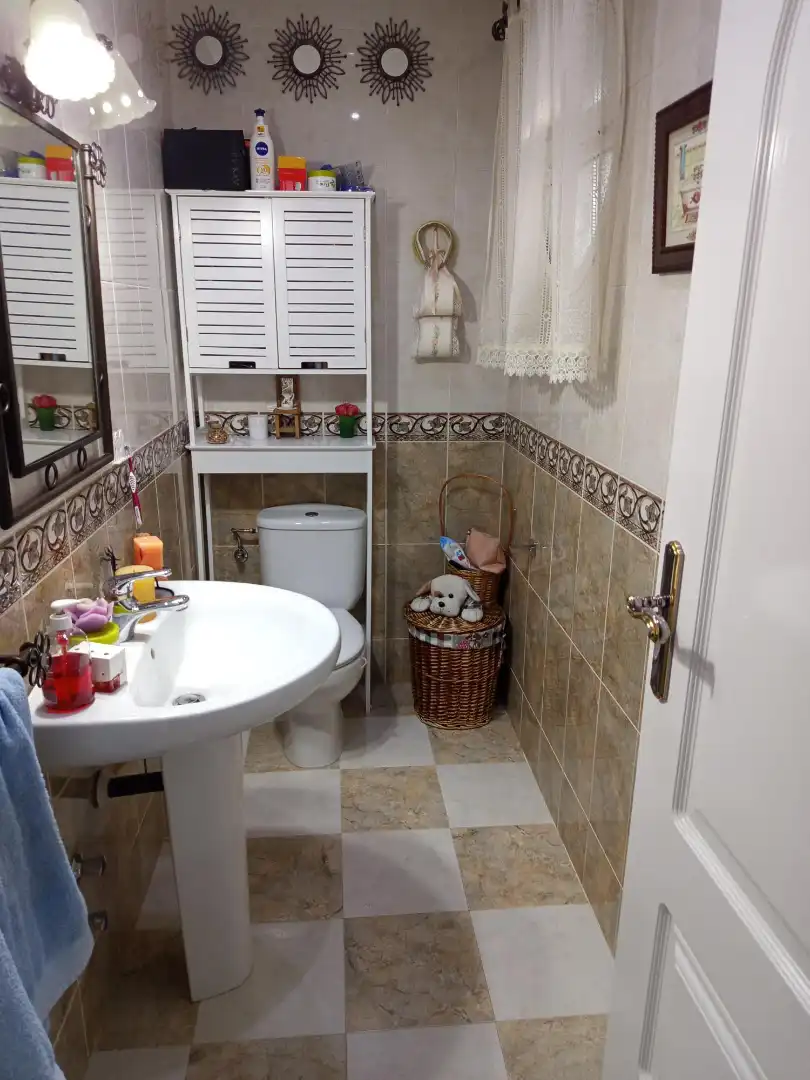 Bany de Casa o xalet en venda en Jaén amb Aire condicionat, Calefacció i Jardí privat