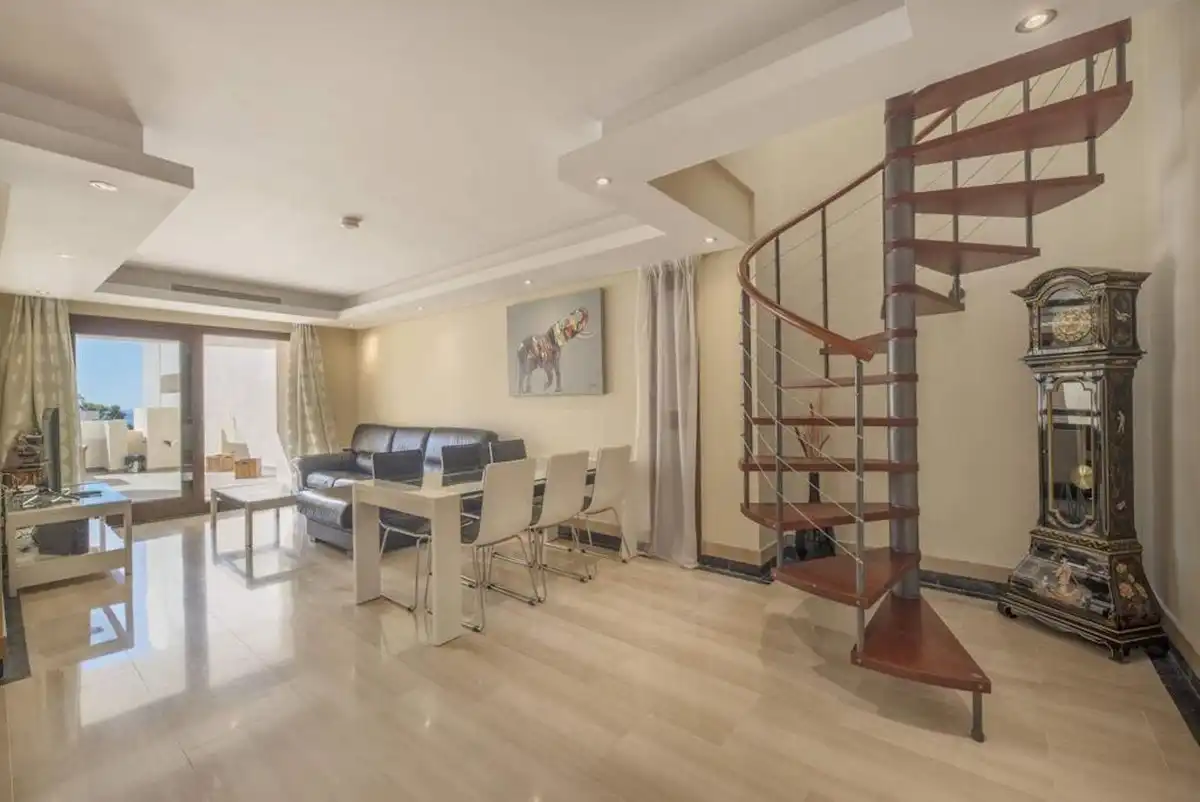 Sala de estar de Ático de alquiler en Estepona con Aire acondicionado, Terraza y Piscina