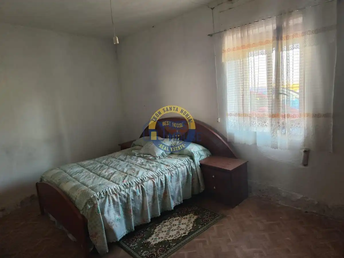 Bedroom of Houses for sale in Valdevimbre  with Parquet flooring