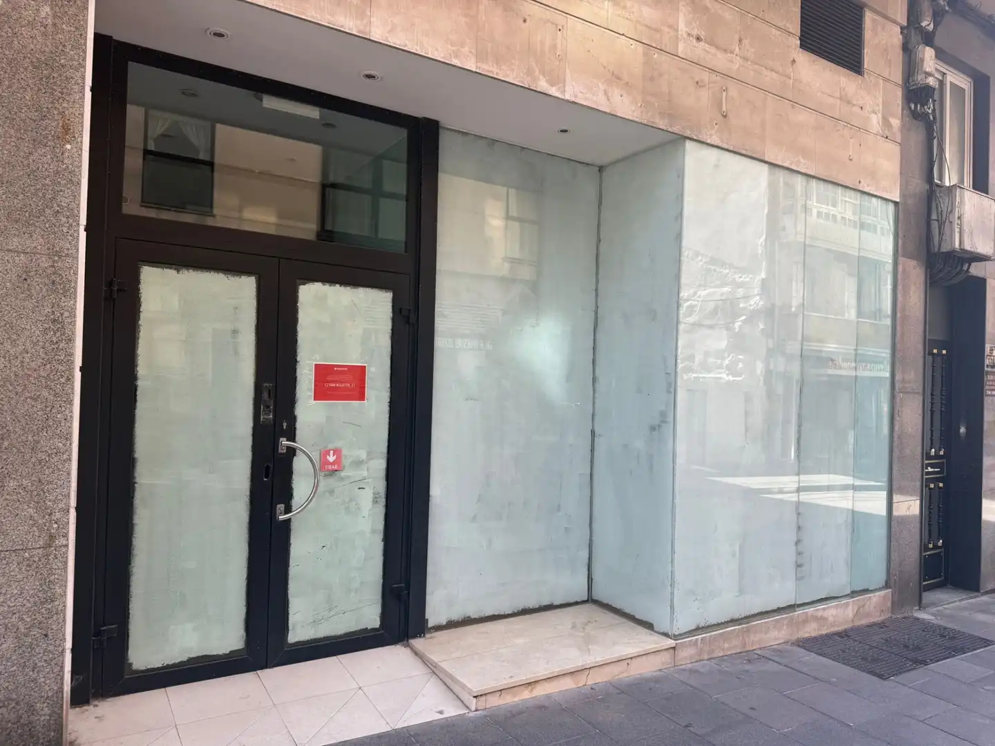 Business premises to rent in Rua la Torre 48