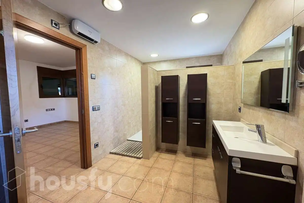 Baño de Casa o chalet en venta en Sant Julià de Ramis con Calefacción, Jardín privado y Terraza