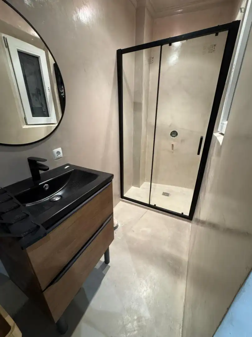 Bany de Apartament per a compartir en Granada amb Moblat, Forn i Microones