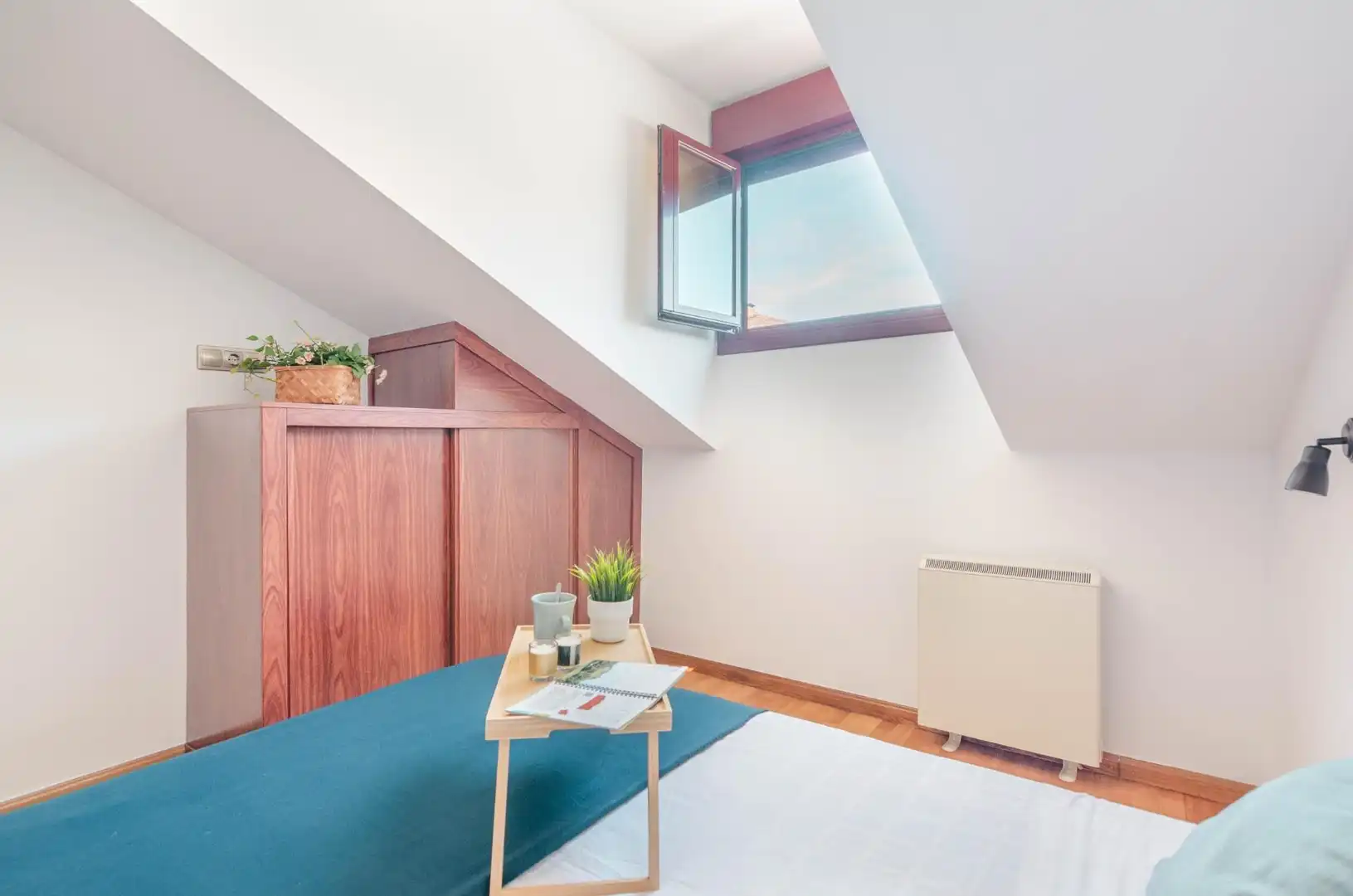 Schlafzimmer von Dachboden zum Verkauf in Teverga mit Heizung, Abstellraum und Möbliert