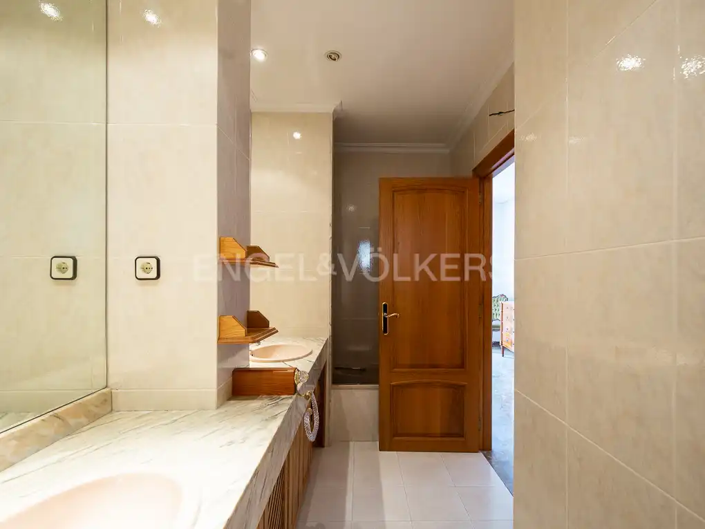 Flat for sale in Valencia  with Air Conditioner, Heating and Balcony